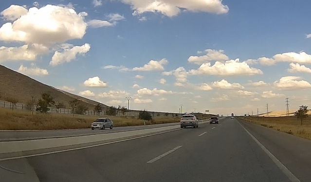 Konya-Aksaray yolu 60. kilometresinde ters yöndeki otomobil, SUV'la kafa kafaya geldi