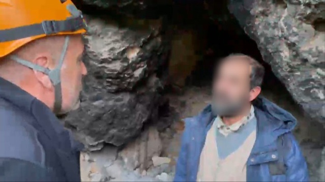Uludağ'da mağaraya sığınan yaşlı adamı ikna edemeyen dağcılar battaniye ve mat verdi
