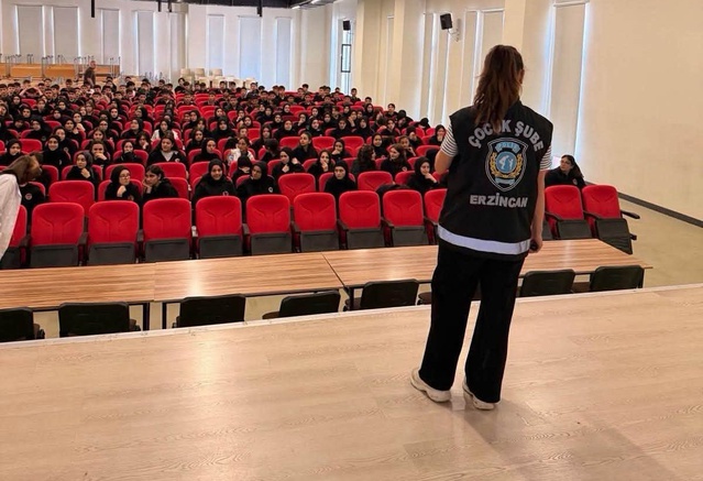 Erzincan'da polis iki lisede 270 öğrenci ve öğretmene güvenlik eğitimi verdi