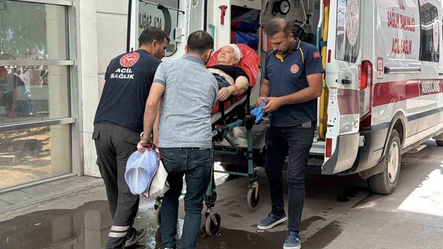 Adıyaman'da 65 yaşındaki kadının elinden düşen bıçak sağ ayağına saplandı