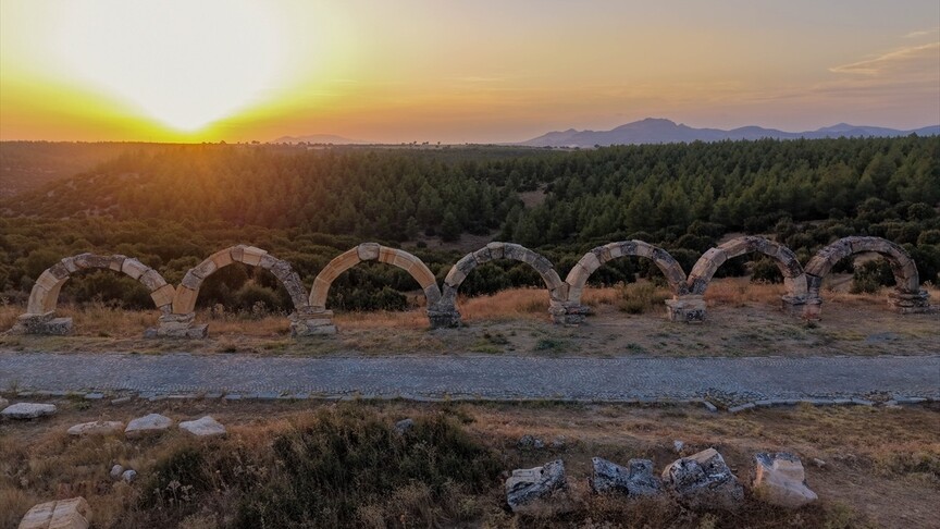 Blaundos'ta Kuzey Tapınağı'nı çevreleyen duvarın kalıntılarına ulaşıldı