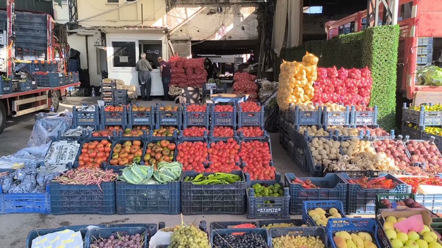 Kadirli'de hal esnafı korsan satış ve denetimsizlikten satış yapamadığını iddia etti