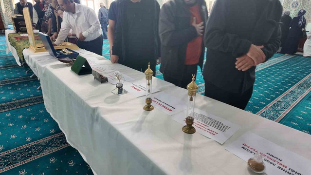 Kütahya Gediz'de Sakal-ı Şerif ve Saç-ı Şerif, Ulu Camii'de ziyarete sunuldu