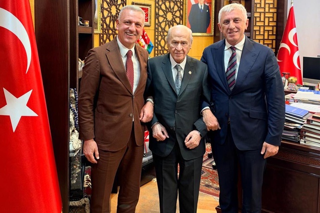 Bahçeli'ye sürpriz hediye! Cumhurbaşkanı Başdanışmanı takdim etti