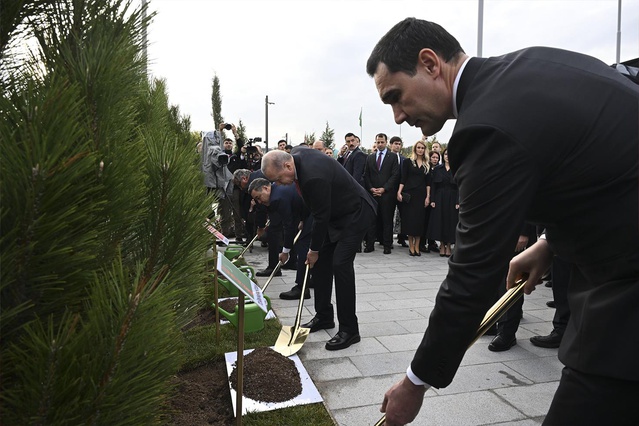 TDT Zirvesi'ne katılan liderler, Türk Devletleri Medeniyet Parkı'nda fidan dikti