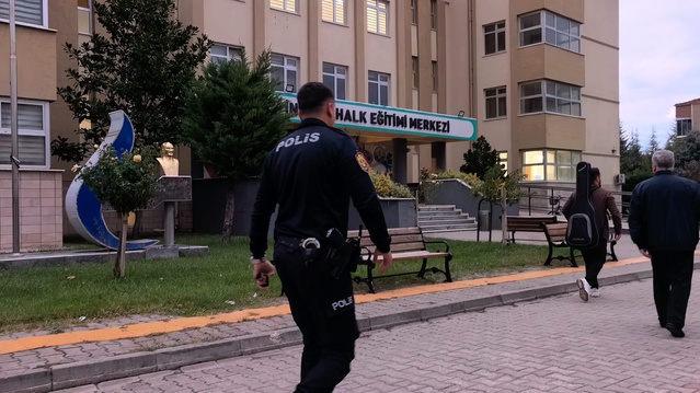 İnegöl'de kopya düzeneğiyle ehliyet sınavında yakalanan aday 2 yıl sınav yasağı aldı
