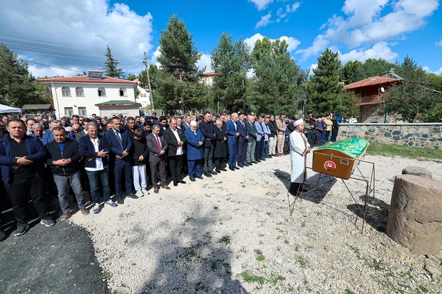 TBMM Başkanı Kurtulmuş, emekli imam hatip Selahattin Çetiner'in cenazesine katıldı
