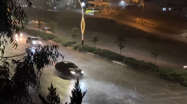 Gaziantep'te sağanak yolları göle çevirdi, sürücüler zor anlar yaşadı, Valilik uyardı