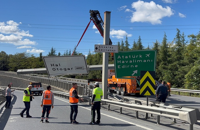 Esenler Metris Kavşağı'nda damperi açık kamyon iki tabelaya çarptı, sürücü aranıyor