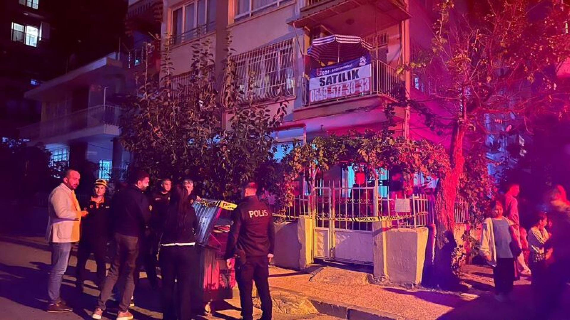 Zemini çöken binada 40 kişi tahliye edildi