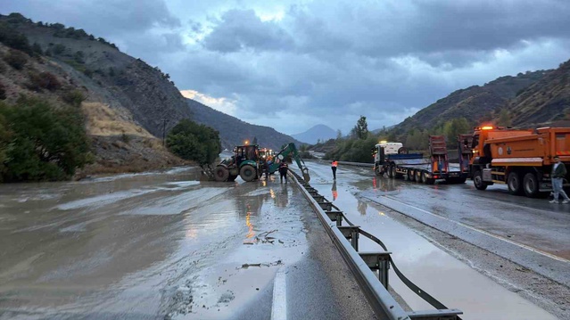 Vali Aydoğdu, heyelan nedeniyle kapanan Erzincan-Erzurum yolunda vatandaşları uyardı