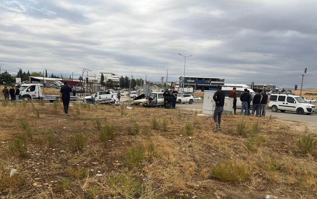 İki otomobilin kafa kafaya çarpıştığı Adıyaman Kahta'daki kazada 5 kişi yaralandı.