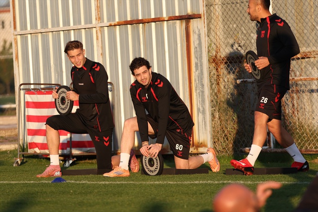 Sivasspor, Ümraniyespor deplasmanı hazırlığına pas ve taktikle başladı