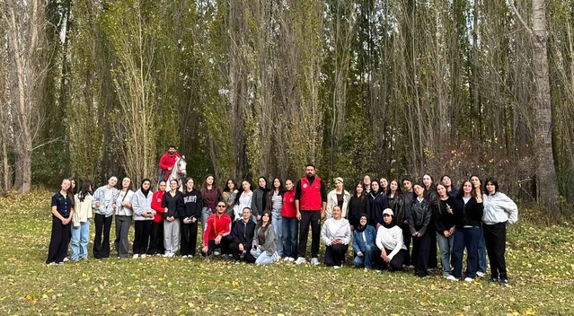 Bayburt'ta Anadolu Lisesi öğrencileri bağımlılıkla mücadelede ata binip ok attı
