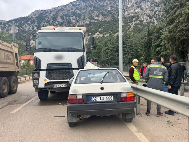 Isparta Eğirdir'de ters yöne giren otomobil kamyonla çarpıştı, yaralanan olmadı