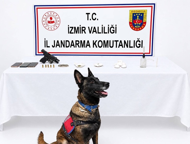 Urla'da uyuşturucu ve silah ele geçirilen operasyonda 2 kişiden biri tutuklandı