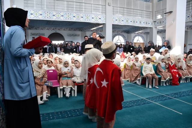 Kütahya'da minik öğrenciler eğitim yolculuğuna Bed-i Besmele töreniyle başladı