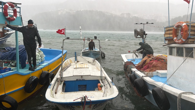 Amasra'da fırtınada dalga 6 metreye ulaştı, balıkçı tekneleri denize açılamadı