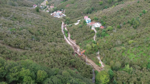 Sakarya Karasu'da yağışların yıktığı 3 köprü iş makineleriyle onarılıyor