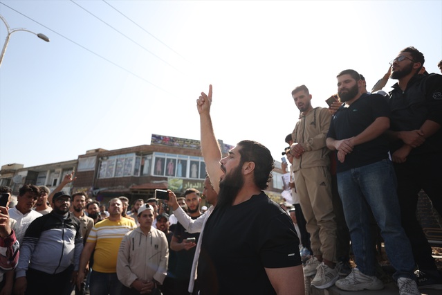 Suriyeliler Kuneytra'da İsrail ihlallerini protesto etti, anne oğullarını istedi