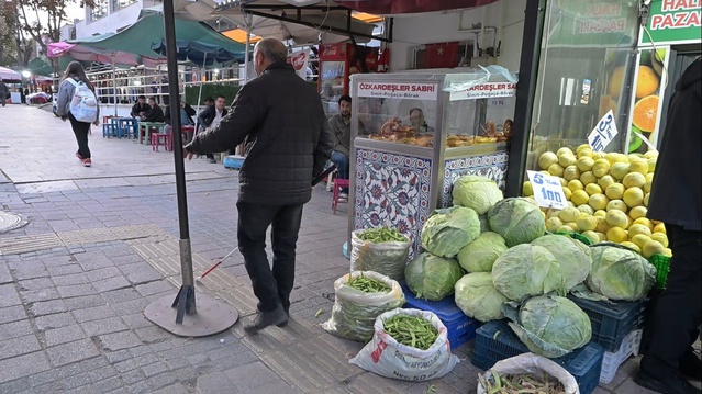 Kütahya'da kılavuz yolları kapatan araç ve tezgahlar görme engellileri zorluyor
