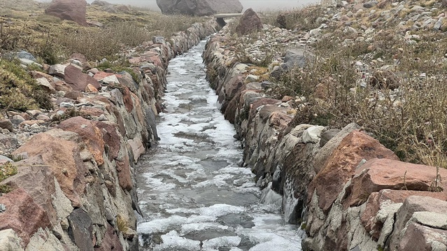 Erciyes Dağı'ndaki su kanalları Çobanini'de buz tuttu, akış durma noktasına geldi