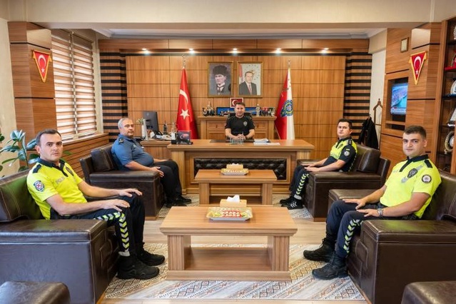 Bilecik Emniyet Müdürü Çağlar iki trafik polisini örnek davranıştan ötürü tebrik etti