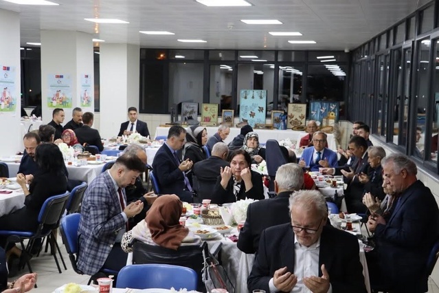 Zonguldak Merkez Huzurevi'nde sakinlere 'Huzurevinin Enleri' kartları takdim edildi