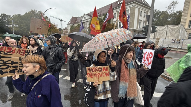 Berlin'de yaklaşık 300 öğrenci Fransız Lisesine eğitim kesintilerine karşı yürüdü