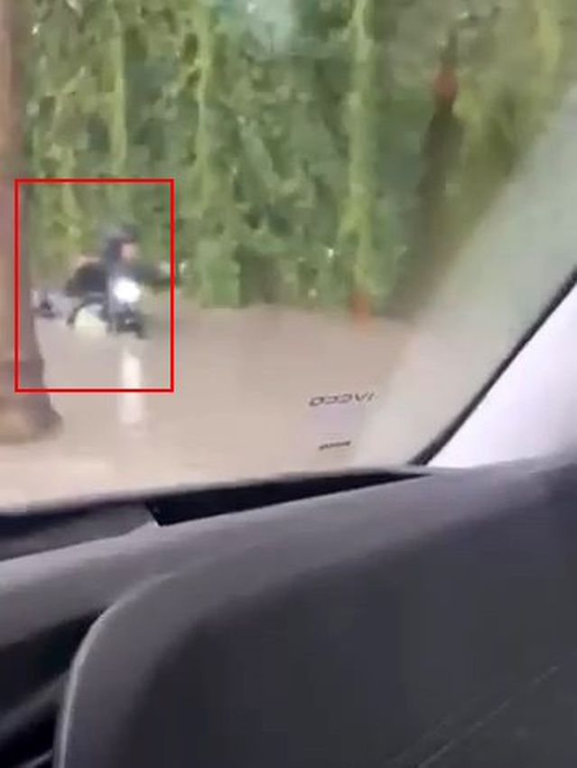İstanbul'da yağmur yolları göle çevirdi, suya batan motosikletli zor anlar yaşadı