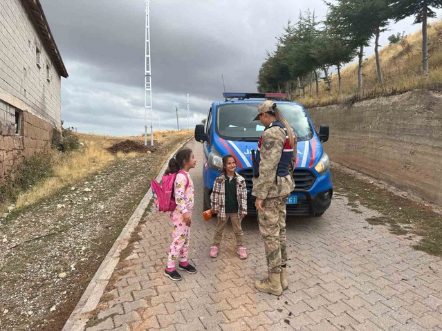 Ahlat'ta okul çevresi ve narkotik denetimleri Kaymakam Kaya'nın talimatıyla sürüyor