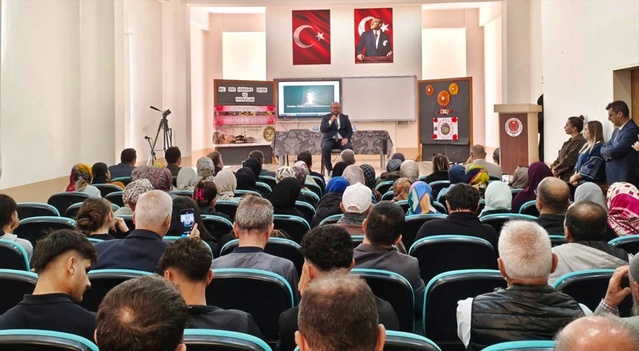 Gelibolu'da Mevlid-i Nebi programında İl Müftüsü Topçu gençlere seslendi