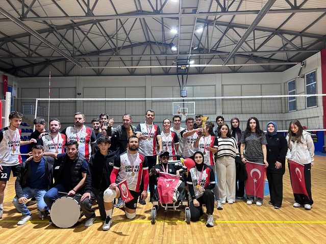 Alaçam'da 9 kamu takımının katıldığı voleybol turnuvasını Gençlik Merkezi kazandı