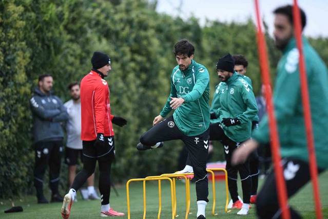 Konyaspor, Başakşehir maçı öncesi milli futbolcularla tesiste çalıştı