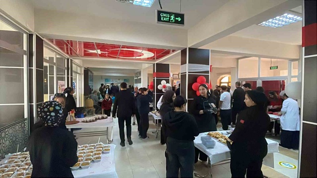 Karaman'da Hatuniye Turizm Mesleki ve Teknik Anadolu Lisesi panayır düzenledi
