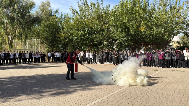 Silopi'de lisede deprem ve yangın tatbikatı yapıldı, öğrenciler güvenli alana ulaştı