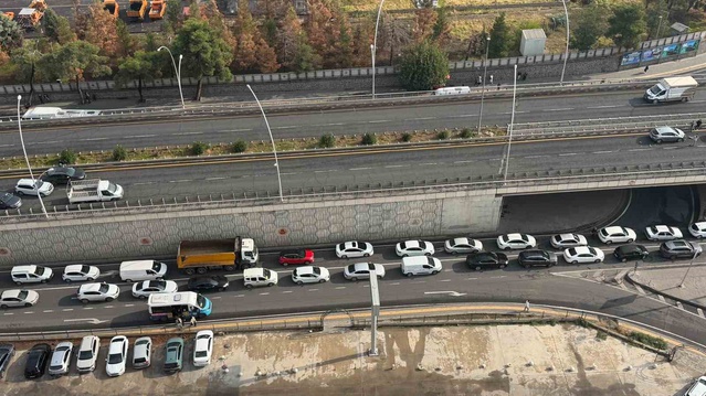 Diyarbakır Yenişehir'de 4 otomobil art arda çarpıştı, kazada yaralanan olmadı