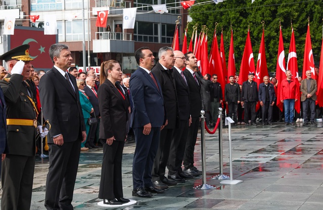 Antalya'da 29 Ekim kutlamaları Başkan Vekili Özdemir'in çelenk sunumuyla başladı