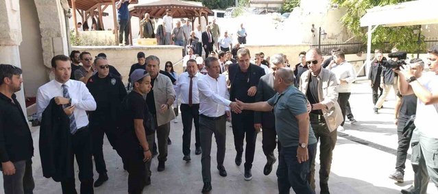 Özgür Özel, Silifke'de belediye başkanlarına yönelik süreçlere tepki gösterdi