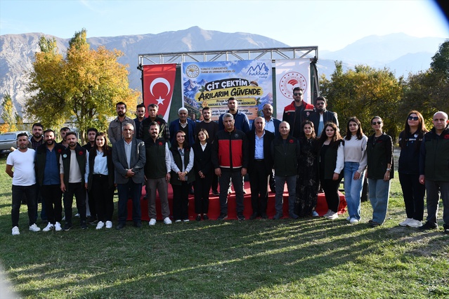 Hakkari'de arıcılara kovanlarını yabani hayvanlardan koruyacak elektrikli çit dağıtıldı