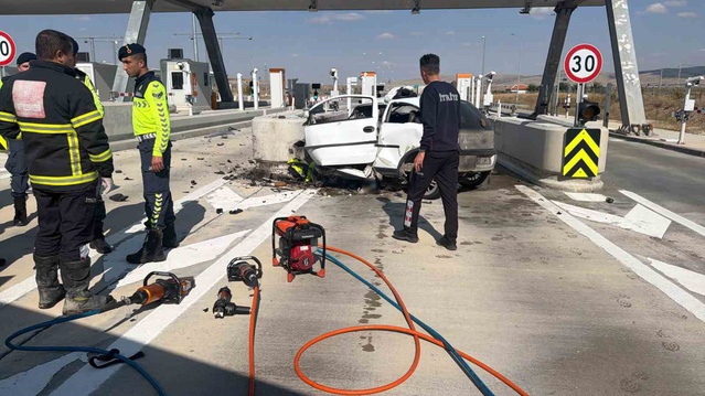 Aksaray'da gişedeki beton bariyere çarpan otomobilin sürücüsü hayatını kaybetti