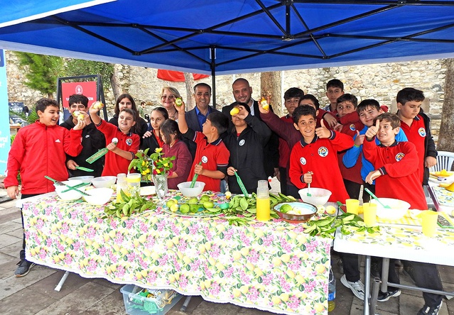 Çeşme Kalesi'nde Minik Müze Korucuları tarihi mirası ve limonata yapımını öğrendi