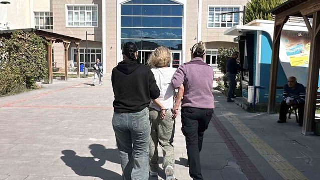 Burdur'da yola atlayan Ukrayna uyruklu kadın polise direnip adliyeye sevk edildi