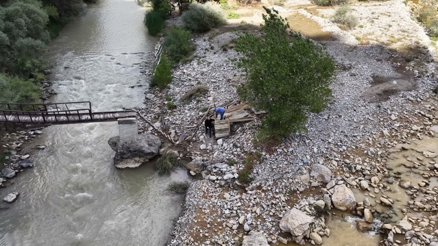 Tunceli Dokuzkayalar'da köprü yıkıldı, köylüler devletten kalıcı köprü ve yol istiyor
