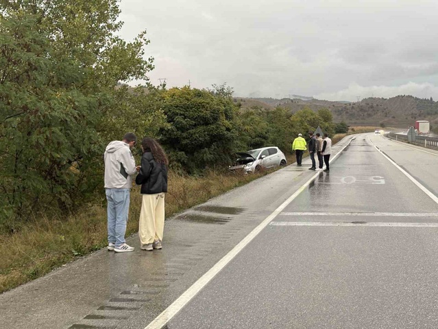 Kastamonu Tosya'da D100'de iki kazada yardım eden minibüse araç çarptı, yaralanan yok