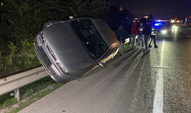 Bursa İnegöl'de bariyerlere çıkan otomobil yan durdu, sürücü yara almadan kurtuldu