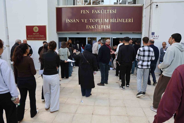 Elazığ'da KPSS ortaöğretim oturumu saat 10.15'te başladı, adaylar salonlarda ter döktü
