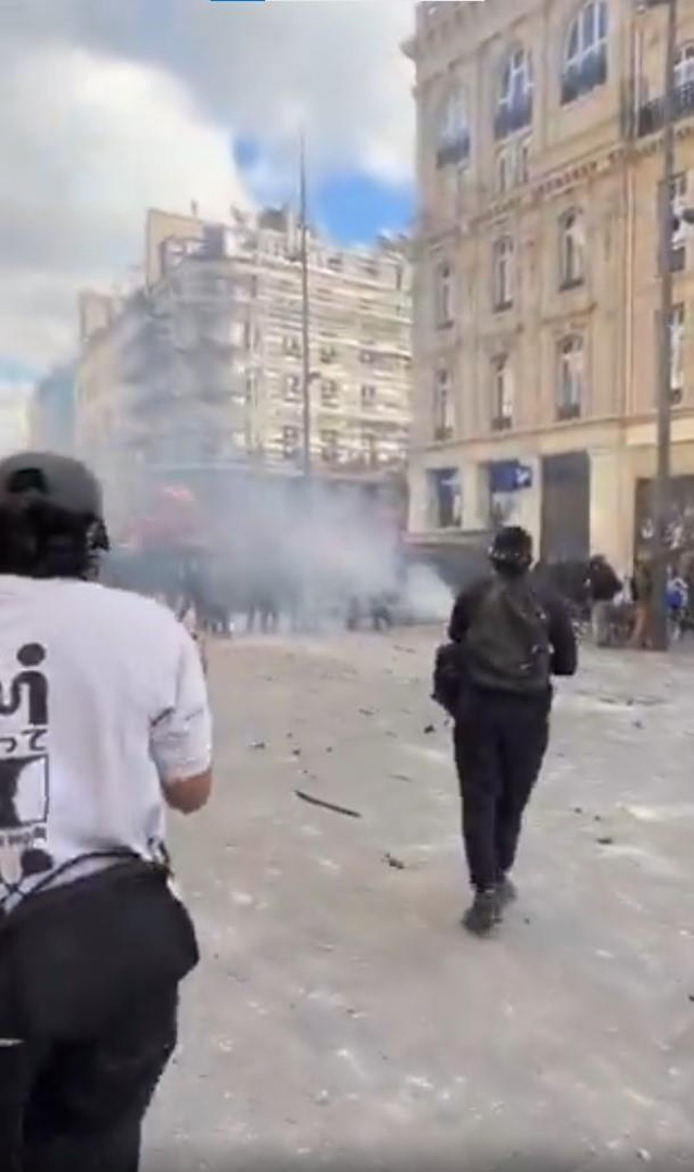 Kendi yaptığı roket düzeneğiyle polise havai fişek attı