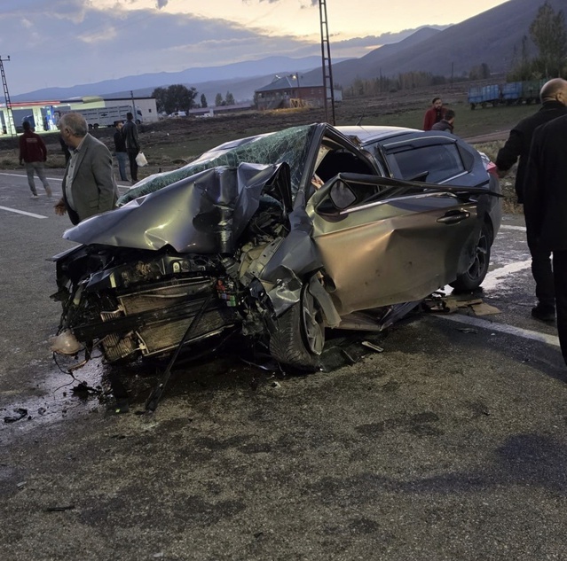 Bingöl Karlıova'da otomobil orta refüj direğine çarptı, 3 kişi yaralandı