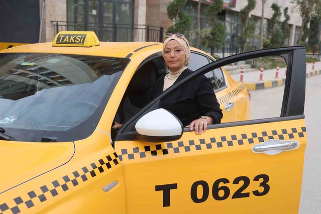 Antakya'da 48 yaşındaki kadın, taksicilikte günde ortalama 15 saat çalışıyor